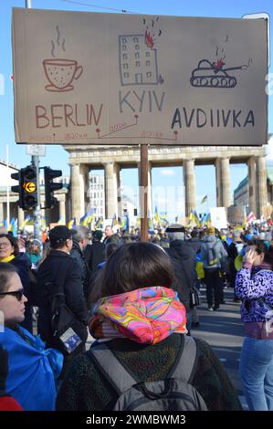 Berlin, Allemagne - 24 février 2024 - manifestation devant la porte de Brandebourg à l'occasion du deuxième anniversaire de l'invasion russe de l'Ukraine. (Photo de Markku Rainer Peltonen) Banque D'Images