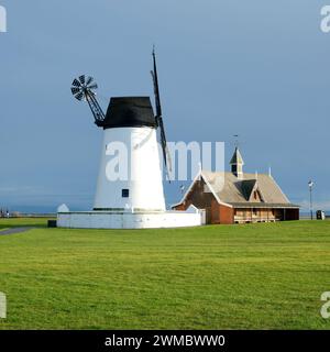 Lytham Windmill Glorious au soleil de printemps Banque D'Images