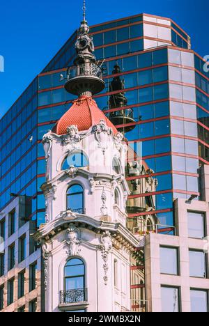 Buenos Aires dévoilé : un conte de deux mondes architecturaux (Argentine) Banque D'Images