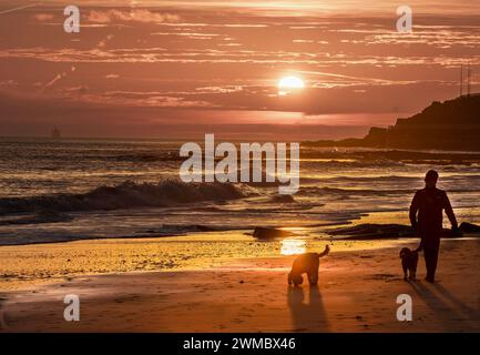 Un lever de soleil d'hiver à Whitley Bay dans le comté de Tyne and Wear, Angleterre Banque D'Images