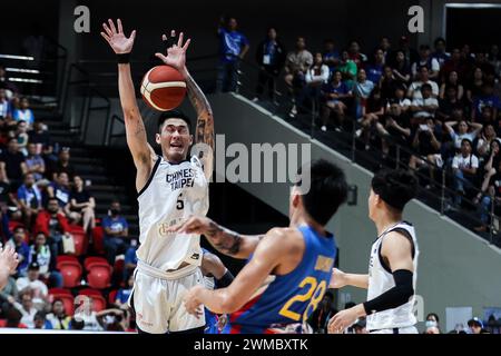 Pasig City, Philippines. 25 février 2024. Liu Cheng (G) du Taipei chinois défend lors du match du groupe B entre le Taipei chinois et les Philippines lors des qualifications FIBA Asia Cup 2025 à Pasig City, aux Philippines, le 25 février 2024. Crédit : Rouelle Umali/Xinhua/Alamy Live News Banque D'Images