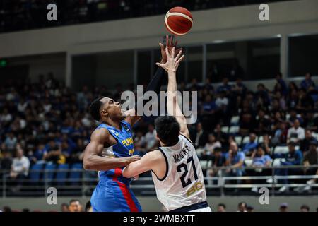 Pasig City, Philippines. 25 février 2024. Justin Brownlee (G) des Philippines tire lors du match du groupe B entre le Taipei chinois et les Philippines lors des qualifications FIBA Asia Cup 2025 à Pasig City, aux Philippines, le 25 février 2024. Crédit : Rouelle Umali/Xinhua/Alamy Live News Banque D'Images