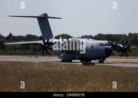 Der Airbus A400M Atlas A400 der Fluglinie Royaume-Uni - Royal Air Force RAF / RRR, Betreiber Royaume-Uni - Royal Air Force Air transport, mit der Registrierung ZM414 MSN : 047 Rollt am Flughafen Hamburg Airport EDDH/HAM. Hamburg Hamburg Deutschland *** L'Airbus A400M Atlas A400 de la compagnie aérienne Royaume-Uni Royal Air Force RAF RRR , opérateur Royaume-Uni Royal Air Force Air transport, immatriculé ZM414 MSN 047, roule à l'aéroport de Hambourg EDDH Hambourg Hambourg Allemagne Banque D'Images