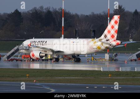 Der Airbus A320-214 A320 der Fluglinie Volotea V7 / VOE mit der Registrierung EC-NQM MSN : 04589 parkt am Flughafen Hamburg Airport EDDH/HAM. Hamburg Hamburg Deutschland *** L'Airbus A320 214 A320 de la compagnie aérienne Volotea V7 VOE immatriculée EC NQM MSN 04589 est stationné à l'aéroport de Hambourg EDDH HAM Hambourg Allemagne Banque D'Images