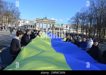 Berlin, Allemagne - 24 février 2024 - manifestation devant la porte de Brandebourg à l'occasion du deuxième anniversaire de l'invasion russe de l'Ukraine. (Photo de Markku Rainer Peltonen) Banque D'Images