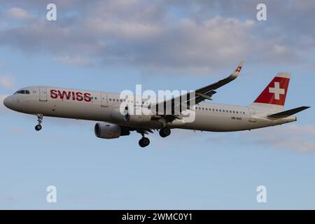 Der Airbus A321-212 A321 der Fluglinie Swiss LX / SWR mit der Registrierung HB-IOO MSN : 7007 Landet am Flughafen Hamburg Airport EDDH/HAM. Hamburg Hamburg Deutschland *** L'Airbus A321 212 A321 de la compagnie aérienne Swiss LX SWR immatriculé HB IOO MSN 7007 atterrit à l'aéroport de Hambourg EDDH HAM Hambourg Hambourg Allemagne Banque D'Images