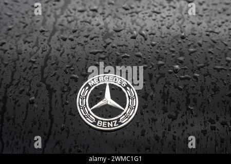 Mercedes-logo auf nasser Motorhaube 25.02.24, Limburg : Symbolfoto, Illustrationsbild, Symbolbild, Illustrationsfoto Mercedes-logo auf nasser Motorhaube Das ikonische Mercedes-Benz logo prangt im Zentrum einer teilweise sichtbaren, schwarzen Motorhaube, die mit glänzenden Regentropfen bedeckt ist. DAS Spiel von Licht und Wasser betont das markante Emblem und verleiht dem Bild eine luxuriöse und elegante Atmosphäre. Limburg Hessen Allemagne *** logo Mercedes sur capot mouillé 25 02 24, Limburg symbole photo, illustration image, symbole image, illustration photo logo Mercedes sur capot mouillé L'emblématique Mercede Banque D'Images