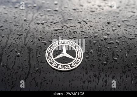 Mercedes-logo auf nasser Motorhaube 25.02.24, Limburg : Symbolfoto, Illustrationsbild, Symbolbild, Illustrationsfoto Mercedes-logo auf nasser Motorhaube Das ikonische Mercedes-Benz logo prangt im Zentrum einer teilweise sichtbaren, schwarzen Motorhaube, die mit glänzenden Regentropfen bedeckt ist. DAS Spiel von Licht und Wasser betont das markante Emblem und verleiht dem Bild eine luxuriöse und elegante Atmosphäre. Limburg Hessen Allemagne *** logo Mercedes sur capot mouillé 25 02 24, Limburg symbole photo, illustration image, symbole image, illustration photo logo Mercedes sur capot mouillé L'emblématique Mercede Banque D'Images