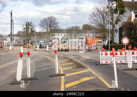 Abriss einer Autobahnbrücke über die A565 am Endenicher EI in Bonn, 25.2.2024 in Bonn wird seit diesem Wochenende der erste Teil der Autobahnbrücke am SO genannten Endenicher EI über die A565 in Bonn-Endenich abgerissen. Mehrere Bagger sind im Einsatz. Interessierte Zuschauer bestaunen das laute Spektaktel. Bonn Endenicher EI NRW Deutschland *** démolition d'un pont routier sur l'A565 à Endenicher EI à Bonn, 25 2 2024 à Bonn, la première partie du pont routier de la soi-disant Endenicher EI sur l'A565 à Bonn Endenich a été démolie depuis ce week-end plusieurs excavatrices sont un Banque D'Images