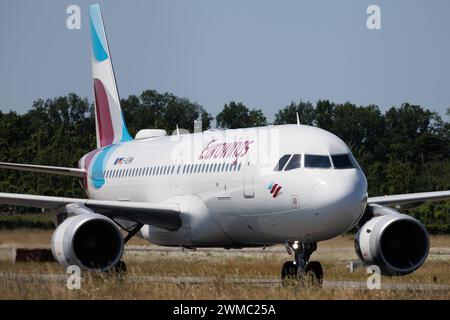 Der Airbus A320-214 A320 der Fluglinie Eurowings EW / EWG mit der Registrierung d-AEWW MSN : 7615 Rollt am Flughafen Hamburg Airport EDDH/HAM. Hambourg Hambourg Deutschland Banque D'Images