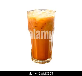 Le thé au lait condensé thaïlandais orange glacé en verre transparent est isolé sur fond blanc avec chemin de découpage. Banque D'Images