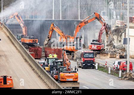 Abriss einer Autobahnbrücke über die A565 am Endenicher EI in Bonn, 25.2.2024 in Bonn wird seit diesem Wochenende der erste Teil der Autobahnbrücke am SO genannten Endenicher EI über die A565 in Bonn-Endenich abgerissen. Mehrere Bagger sind im Einsatz. Interessierte Zuschauer bestaunen das laute Spektaktel. Bonn Endenicher EI NRW Deutschland *** démolition d'un pont routier sur l'A565 à Endenicher EI à Bonn, 25 2 2024 à Bonn, la première partie du pont routier de la soi-disant Endenicher EI sur l'A565 à Bonn Endenich a été démolie depuis ce week-end plusieurs excavatrices sont un Banque D'Images