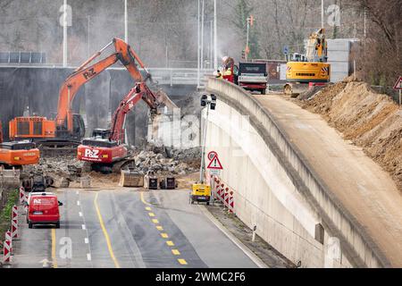 Abriss einer Autobahnbrücke über die A565 am Endenicher EI in Bonn, 25.2.2024 in Bonn wird seit diesem Wochenende der erste Teil der Autobahnbrücke am SO genannten Endenicher EI über die A565 in Bonn-Endenich abgerissen. Mehrere Bagger sind im Einsatz. Interessierte Zuschauer bestaunen das laute Spektaktel. Bonn Endenicher EI NRW Deutschland *** démolition d'un pont routier sur l'A565 à Endenicher EI à Bonn, 25 2 2024 à Bonn, la première partie du pont routier de la soi-disant Endenicher EI sur l'A565 à Bonn Endenich a été démolie depuis ce week-end plusieurs excavatrices sont un Banque D'Images