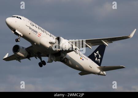 Der Airbus A320-214 A320 mit der Sonderlackierung Star Alliance Livery der Fluglinie Brussels Airlines SN / bel mit der Registrierung OO-SNP MSN : 05635 startet vom Flughafen Hamburg Airport EDDH/HAM. Hamburg Hamburg Deutschland *** L'Airbus A320 214 A320 avec la livrée spéciale Star Alliance de la compagnie Brussels Airlines SN bel immatriculé OO SNP MSN 05635 décolle de l'aéroport de Hambourg EDDH HAM Hambourg Allemagne Banque D'Images