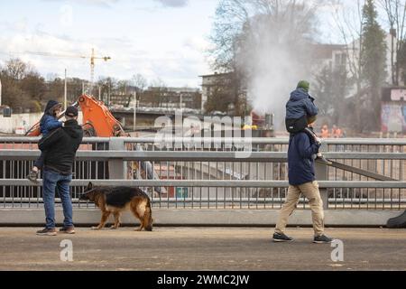 Abriss einer Autobahnbrücke über die A565 am Endenicher EI in Bonn, 25.2.2024 in Bonn wird seit diesem Wochenende der erste Teil der Autobahnbrücke am SO genannten Endenicher EI über die A565 in Bonn-Endenich abgerissen. Mehrere Bagger sind im Einsatz. Interessierte Zuschauer bestaunen das laute Spektaktel. - Sonntagsausflug Bonn Endenicher EI NRW Deutschland *** démolition d'un pont routier sur l'A565 à Endenicher EI à Bonn, 25 2 2024 à Bonn, la première partie du pont routier de la soi-disant Endenicher EI sur l'A565 à Bonn Endenich a été démolie depuis ce week-end Severa Banque D'Images