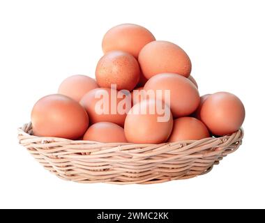 Vue de face des œufs de poule frais dans le panier en bambou tissé est isolé sur fond blanc avec chemin de découpage. Banque D'Images