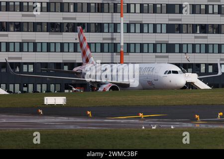 Der Airbus A320-214 A320 mit der Sonderlackierung 10 ans livrée der Fluglinie Volotea V7 / VOE mit der Registrierung EC-NTU MSN : 05950 parkt am Flughafen Hamburg Airport EDDH/HAM. Hamburg Hamburg Deutschland *** L'Airbus A320 214 A320 avec la livrée spéciale 10 ans de la compagnie aérienne Volotea V7 VOE immatriculée EC NTU MSN 05950 est stationné à l'aéroport de Hambourg EDDH HAM Hambourg Allemagne Banque D'Images