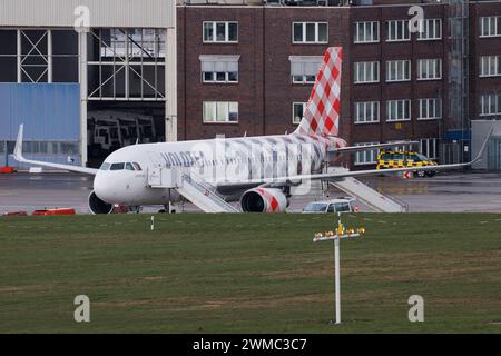 Der Airbus A320-214 A320 mit der Sonderlackierung 10 ans livrée der Fluglinie Volotea V7 / VOE mit der Registrierung EC-NTU MSN : 05950 parkt am Flughafen Hamburg Airport EDDH/HAM. Hamburg Hamburg Deutschland *** L'Airbus A320 214 A320 avec la livrée spéciale 10 ans de la compagnie aérienne Volotea V7 VOE immatriculée EC NTU MSN 05950 est stationné à l'aéroport de Hambourg EDDH HAM Hambourg Allemagne Banque D'Images