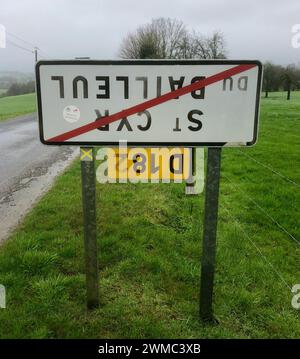 Un panneau routier inversé dans le village de Saint Cyr du Bailleul, Normandie, France, Europe Banque D'Images