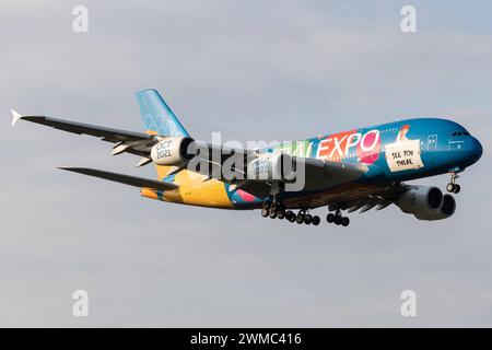 Der Airbus A380-861 A388 mit der Sonderlackierung Dubai Expo Livery der Fluglinie Emirates EK / UAE mit der Registrierung A6-EES MSN : 140 Landet am Flughafen Hamburg Airport EDDH/HAM. Hamburg Hamburg Deutschland *** L'Airbus A380 861 A388 avec la livrée spéciale Dubai Expo livrée par la compagnie aérienne Emirates EK UAE immatriculée A6 EES MSN 140 atterrit à l'aéroport de Hambourg EDDH Hambourg Hambourg Allemagne Banque D'Images