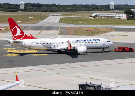 Die Boeing 737 MAX 8 B38M der Fluglinie Turkish Airlines TK / THY mit der Registrierung TC-LCU MSN : 60068 Rollt am Flughafen Hamburg Airport EDDH/HAM. Hamburg Hamburg Deutschland *** le Boeing 737 MAX 8 B38M de Turkish Airlines TK THY immatriculé TC LCU MSN 60068 roule à l'aéroport de Hambourg EDDH HAM Hamburg Hamburg Hamburg Germany Banque D'Images