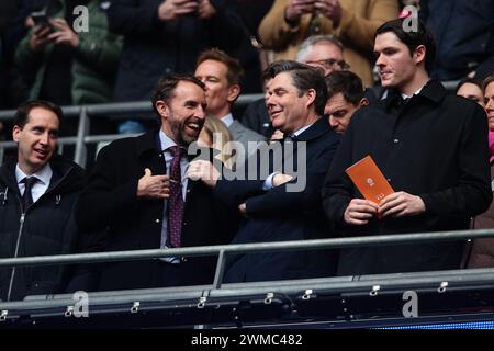 LONDRES, Royaume-Uni - 25 février 2024 : le manager de l'Angleterre Gareth Southgate s'entretient avec Richard Masters, PDG de la premier League, avant le match final de la EFL Carabao Cup entre le Chelsea FC et le Liverpool FC au stade de Wembley (crédit : Craig Mercer/ Alamy Live News) Banque D'Images