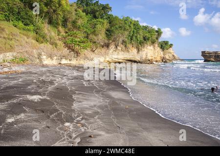 Belle plage accidentée de Balenbouche - le sable est noir en raison des particules de basalte de l'activité volcanique passée dans la région (Sainte-Lucie, Antilles) Banque D'Images