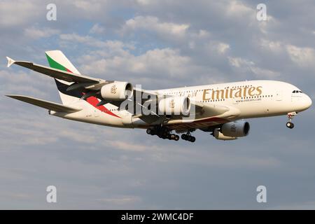 Der Airbus A380-861 A388 der Fluglinie Emirates EK / UAE mit der Registrierung A6-EUD MSN : 216 Landet am Flughafen Hamburg Airport EDDH/HAM. Hamburg Hamburg Deutschland *** L'Airbus A380 861 A388 d'Emirates EK UAE immatriculé A6 EUD MSN 216 atterrit à Hamburg Airport EDDH HAM Hamburg Hamburg Hamburg Germany Banque D'Images