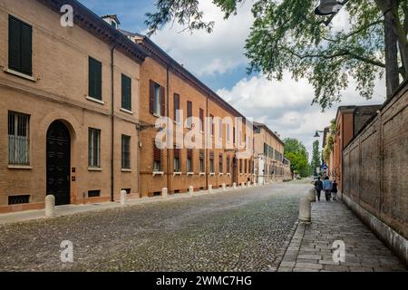 Ferrare, Emilie Romagne, Italie. Un aperçu de la rue de la ville, Corso Ercole I d'Este. Rue pavée, entre bâtiments anciens. Certaines personnes Banque D'Images