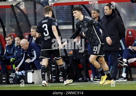 ALKMAAR - Anton Gaaei d'Ajax, Ahmetcan Kaplan d'Ajax, entraîneur d'Ajax John va't Schip lors du match néerlandais Eredivisie entre l'AZ Alkmaar et l'Ajax Amsterdam au stade AFAS le 25 février 2024 à Alkmaar, pays-Bas. ANP MAURICE VAN STEEN Banque D'Images