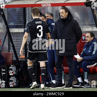 ALKMAAR - Anton Gaaei de l'Ajax, entraîneur de l'Ajax John va't Schip lors du match Néerlandais Eredivisie entre l'AZ Alkmaar et l'Ajax Amsterdam au stade AFAS le 25 février 2024 à Alkmaar, pays-Bas. ANP MAURICE VAN STEEN Banque D'Images