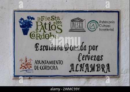 Une plaque murale du Festival annuel des patios qui a lieu pendant les deux premières semaines de mai dans la ville historique de Cordoue en Andalousie, s Banque D'Images