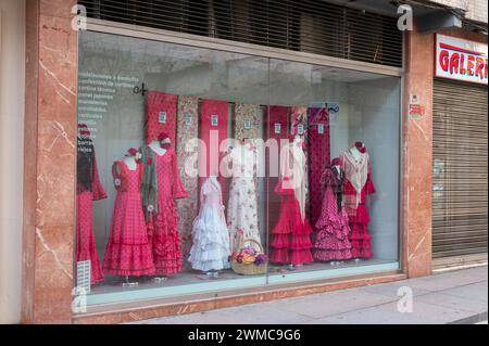 Un magasin de vêtements de flamenco à Cordoue en Andalousie, dans le sud de l'Espagne. La robe Flamenco portée par les femmes, est une robe espagnole traditionnelle avec body-câlin à Banque D'Images