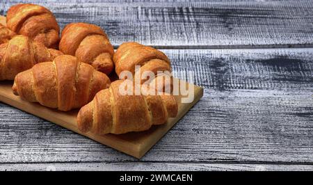 Croissant maison. Délicieux croissant frais sur la table en bois. Banque D'Images