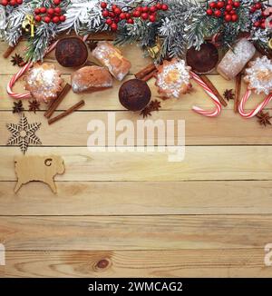 Cupcakes parfumés aux épices et aux bâtonnets de cannelle étoilés anis et branche d'arbre dans les baies rouges comme neige. L'ambiance festive. Cuisine domestique. Confort. Traditi Banque D'Images