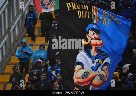 Lecce, Italie. 25 février 2024. Foto Giovanni Evangelista/LaPresse 25 Febbraio 2024 Lecce, Italia - sport, calcio - U.S. Lecce vs F.C. Inter - Campionato Serie A TIM 2023/24 - Stadio E. Giardiniero - via del Mare. Nella foto : la curva dei tifosiPic Giovanni Evangelista/LaPresse février 25 2024 Lecce, Italie - sport, soccer - U.S. Lecce vs F.C. Inter - championnat italien série A TIM 2023/24- E. Giardiniero - via del Mare Stadium. Dans la photo : crédit : LaPresse/Alamy Live News Banque D'Images