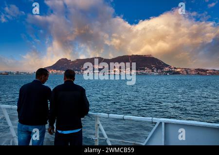 Traversée du Détroit de Gibraltar, du Maroc à l'Espagne, dans l'arrière-plan Rocher de Gibraltar, l'Afrique, l'Europe Banque D'Images