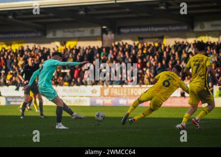 Burton upon Trent, Royaume-Uni, 24, février, 2024 : Kieron Bowie de Northampton Town tire avec Ryan Sweeney de Burton Albion essaie de bloquer la vue de Joe Powell de Burton Albion dans l'EFL League One Burton Albion v Northampton Town Banque D'Images