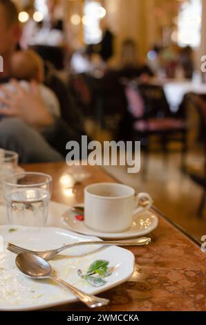 assiettes vides dans le restaurant, merci pour le fond de pourboire, la satisfaction Banque D'Images