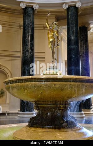 La statue de Mercure de l'artiste flamand Giovanni Bologna dans la fontaine de Rotunda dans le bâtiment ouest de la National Gallery of Art à Washington, DC.USA Banque D'Images