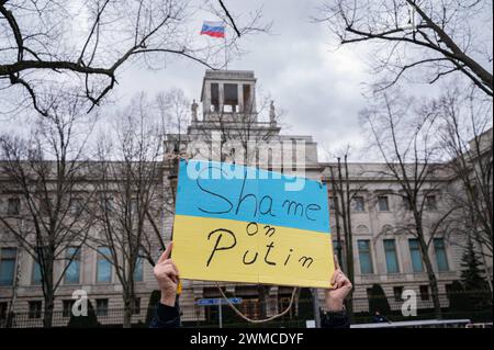 24.02.2024, Berlin, Deutschland, Europa - Ein Teilnehmer haelt ein Plakat mit dem Schriftzug honte sur Poutine Schande ueber Poutine waehrend einer Demonstration vor der Russischen Botschaft zum zweiten Jahrestag des russischen Angriffs auf die Ukraine. *** 24 02 2024, Berlin, Allemagne, Europe Un participant tient une pancarte avec les mots honte sur Poutine honte sur Poutine lors d'une manifestation devant l'ambassade de Russie à l'occasion du deuxième anniversaire de l'attaque russe contre l'Ukraine Banque D'Images