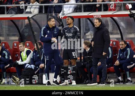 ALKMAAR - (de gauche à droite) entraîneur adjoint de l'Ajax Hedwiges Maduro, Chuba Akpom de l'Ajax, entraîneur de l'Ajax John va't Schip lors du match néerlandais Eredivisie entre l'AZ Alkmaar et l'Ajax Amsterdam au stade AFAS le 25 février 2024 à Alkmaar, pays-Bas. ANP MAURICE VAN STEEN Banque D'Images