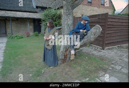 La guerre civile anglaise du XVIIe siècle a costumé les jeunes membres de la Sealed Knot Society attendent leur tour pour se produire à l'extérieur du pub du National Trust, le Fleece Inn, Bretforton, Worcestershire, un jour de septembre lorsque la Sealed Knot Society donnait une reconstitution de la 17e guerre civile anglaise Banque D'Images