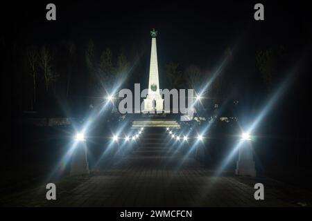 Allée illuminée du mémorial de l'armée soviétique à Svidnik (seconde Guerre mondiale). Slovaquie, Europe. Banque D'Images