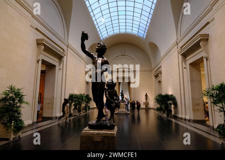 La sculpture en bronze de Bacchus et un Faun 1580/1600 par probablement Milanese 16ème siècle exposition dans West sculpture Hall de la National Gallery of Art. Washington DC. ÉTATS-UNIS Banque D'Images