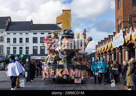 AALST, BELGIQUE, 12 FÉVRIER 2024 : Groupe de carnaval Bedesterd et flottent pendant le défilé du carnaval d'Aalst. Aalst mardi gras est la plus grande fête de carnaval Banque D'Images