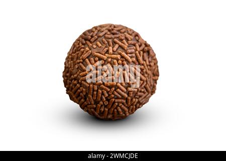 Un dessert sucré brigadeiro brésilien snack sur fond blanc Banque D'Images