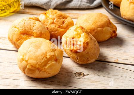 Une collation brésilienne est connue sous le nom de PAO de queijo, ou pain au fromage ou brioches au fromage, nourriture traditionnelle typique Banque D'Images