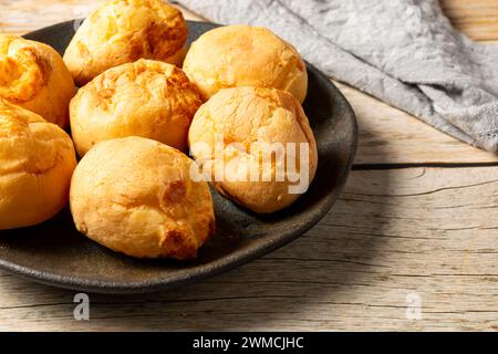 Une collation brésilienne est connue sous le nom de PAO de queijo, ou pain au fromage ou brioches au fromage, nourriture traditionnelle typique Banque D'Images