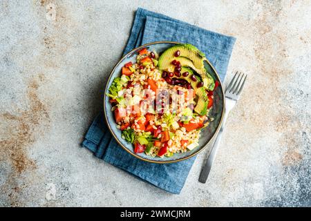 Vue aérienne d'une salade de blé boulgour, avocat, tomate, poivron rouge et grenade Banque D'Images